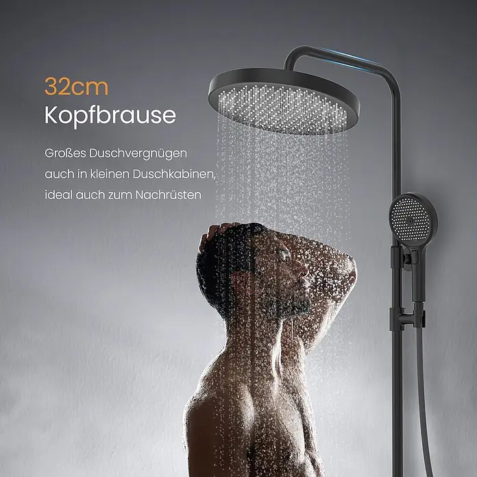 Emke Duschsystem SleeFlow F22 - Mit Thermostatarmatur, Lochabstand: 71,8 cm, Anzahl Strahlarten: 3 Stk., Schwarz - Schwarze 32cm Kopfbrause und Handbrause an Duschstange, ein Mann duscht darunter.