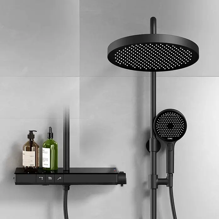 Emke Duschsystem SleeFlow F22 - Mit Thermostatarmatur, Lochabstand: 71,8 cm, Anzahl Strahlarten: 3 Stk., Schwarz - Mattschwarzes Duschsystem mit großem runden Regenduschkopf, Handbrause und Bedienfeld mit Ablage für zwei Flaschen.