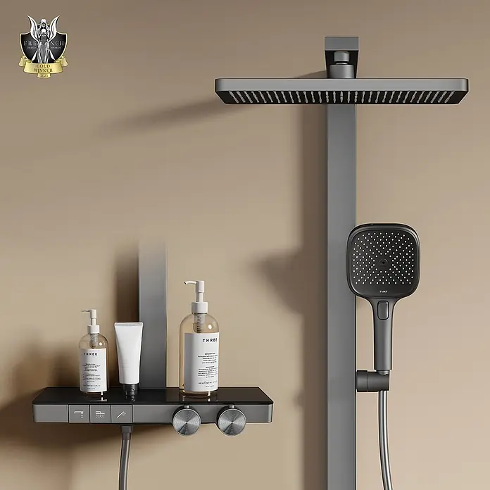 Emke Duschsystem SleeFlow F29 - Mit Thermostatarmatur, Lochabstand: 105 cm, Anzahl Strahlarten: 4 Stk., Anthrazit - Dunkelgraues Duschsystem mit Regenbrause, Handbrause und Bedienfeld mit Ablage und drei Flaschen an beiger Wand.
