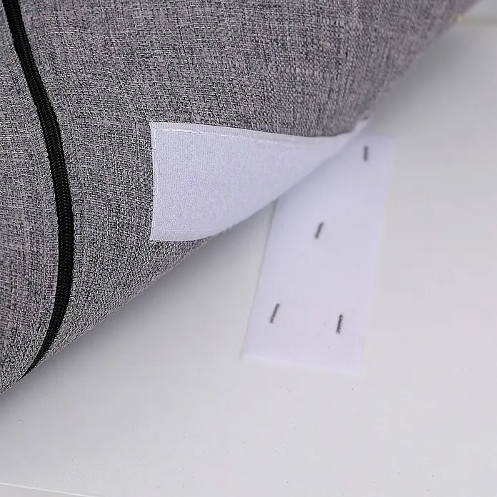 Happy Garden Schuhschrank ALAN - Weiß - Graues Stoffelement mit schwarzem Reißverschluss und offenem Klettverschluss. Der Verschluss ist bereit zur Befestigung.