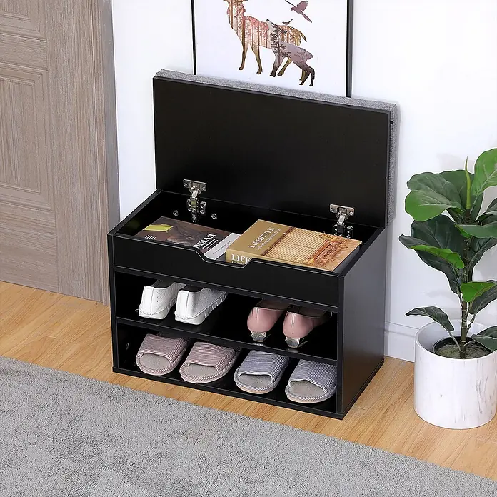 Happy Garden Schuhschrank ALAN - Schwarz - Schwarze Schuhbank mit grauem Polsterklappdeckel, internem Stauraum und zwei offenen Schuhregalen, im Eingangsbereich platziert.