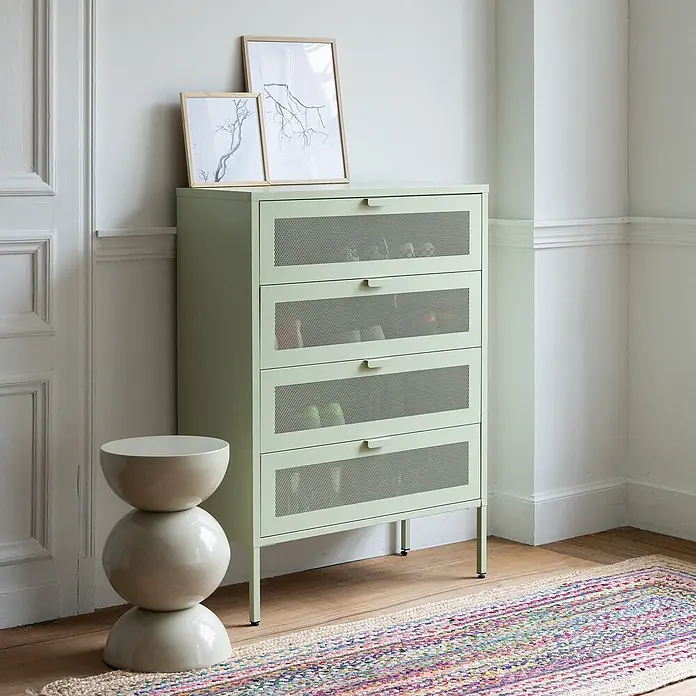 Happy Garden Schuhschrank EMMA - Grün - Salbeigrünes Metallschubladenschrank mit vier perforierten Netzschubladen, in einem modernen Interieur.