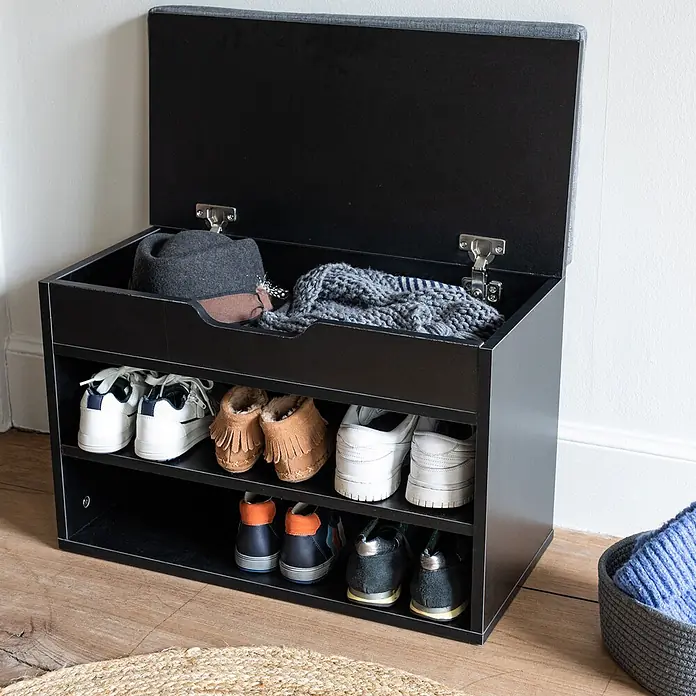 Happy Garden Schuhschrank ALAN - Schwarz - Schwarze Schuhbank mit grau gepolsterter Sitzfläche, zwei offenen Regalen und aufklappbarem Deckel für zusätzlichen Stauraum.