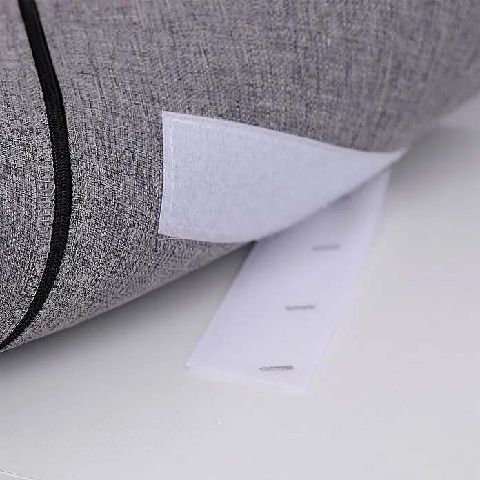 Happy Garden Schuhschrank ALAN - Weiß - Graues Stoffobjekt mit schwarzem Reißverschluss und geöffnetem weißem Klettverschluss.