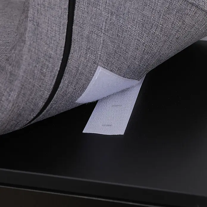 Happy Garden Schuhschrank ALAN - Schwarz - Grauer Stoff mit schwarzem Streifen, befestigt mit weißen Klettverschlüssen auf einer schwarzen Oberfläche.