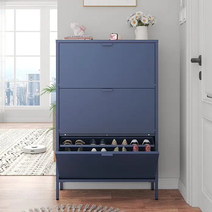 Happy Garden Schuhschrank MARION - Blaugrau - Blauer Schuhschrank mit drei Kippfächern, eines offen, zeigt verschiedene Schuhe im Eingangsbereich.