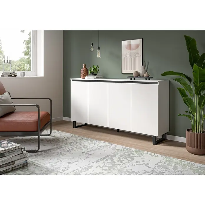 xonox.home Tomasa Sideboard - L x B x H: 36 x 160 x 84 cm, Weiß, Anzahl Türen: 4 Stk. - Ein langes, weißes Sideboard mit schwarzen Details und Metallbeinen, vor einer Wand in einem modernen Wohnraum platziert.