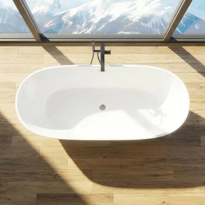 Bad Land Freistehende Badewanne ASGER freistehende Badewanne 170 x 75 cm Weiß, inkl. Klick-Klack-Ablauf - Acryl, weiß - Weiße ovale freistehende Badewanne mit schwarzer Armatur auf Holzboden, mit Blick auf verschneite Berge.