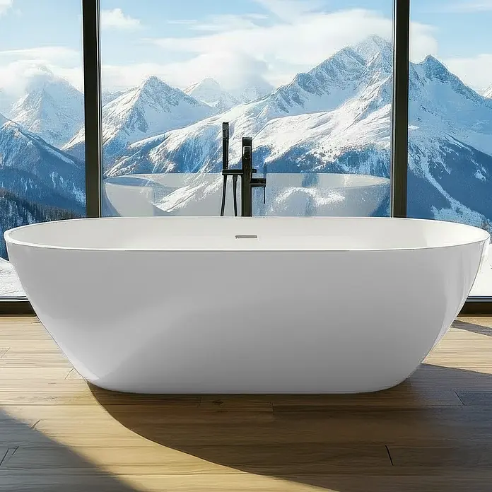 Bad Land Freistehende Badewanne ASGER freistehende Badewanne 170 x 75 cm Weiß, inkl. Klick-Klack-Ablauf - Acryl, weiß - Weiße freistehende Badewanne mit schwarzer Standarmatur vor einem Fenster mit verschneiter Bergkulisse.