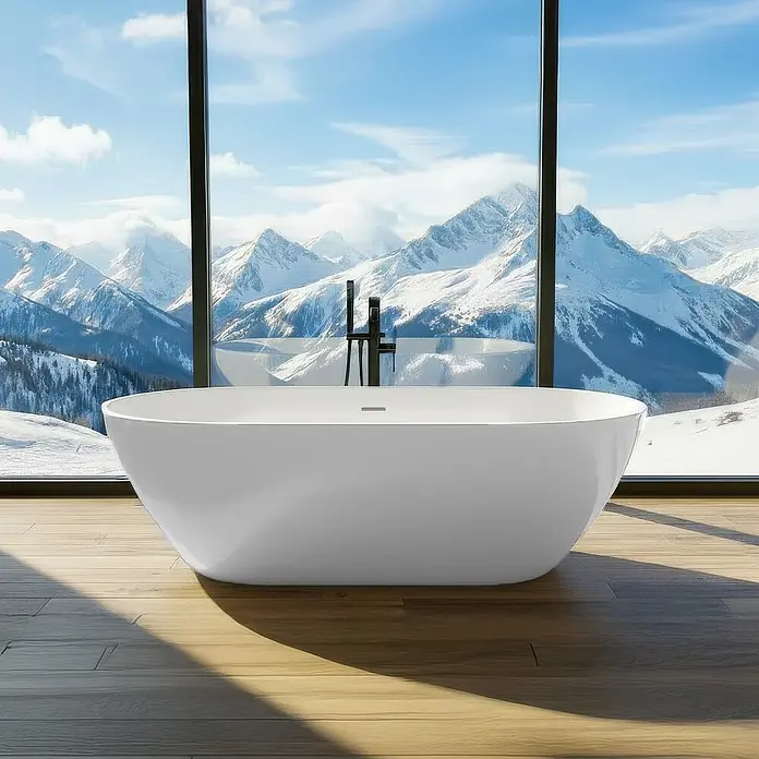 Bad Land Freistehende Badewanne ASGER freistehende Badewanne 170 x 75 cm Weiß, inkl. Klick-Klack-Ablauf - Acryl, weiß - Weiße freistehende Badewanne in einem modernen Bad mit Panoramablick auf schneebedeckte Berge.