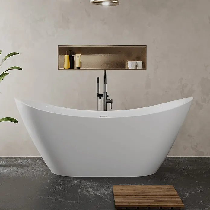 Bad Land Freistehende Badewanne IVAR freistehende Badewanne 180 x 80 cm Weiß, inkl. Klick-Klack-Ablauf - Acryl, weiß - Weiße freistehende Badewanne mit schwarzem Wasserhahn in einem modernen Badezimmer, mit Holzbadematte.