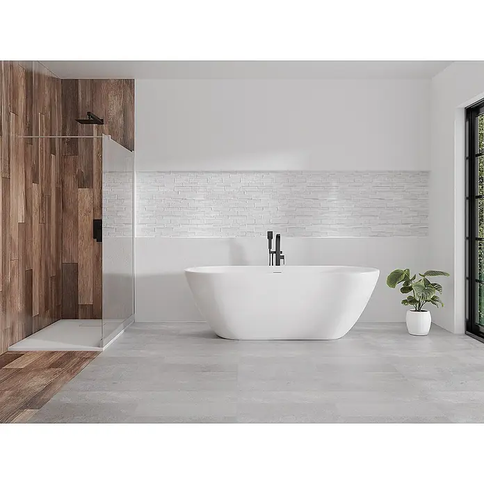 Bad Land Freistehende Badewanne ASGER freistehende Badewanne 170 x 75 cm Weiß, inkl. Klick-Klack-Ablauf - Acryl, weiß - Modernes Bad mit weißer Wanne, begehbarer Dusche mit Holzverkleidung, grauem Boden und Ziegelakzent.