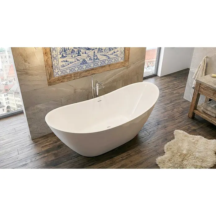 Bad Land Freistehende Badewanne IVAR freistehende Badewanne 180 x 80 cm Weiß, inkl. Klick-Klack-Ablauf - Acryl, weiß - Weiße freistehende Badewanne in einem modernen Badezimmer mit großer Fensterfront, für ein luxuriöses Badeerlebnis.