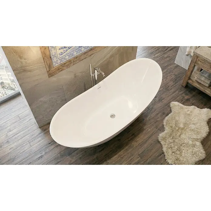 Bad Land Freistehende Badewanne IVAR freistehende Badewanne 180 x 80 cm Weiß, inkl. Klick-Klack-Ablauf - Acryl, weiß - Weißes, ovales freistehendes Badewanne in einem modernen Badezimmer mit dunklem Holzboden.