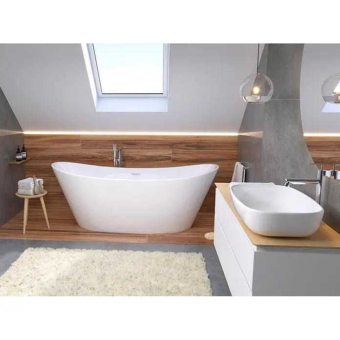 Bad Land Freistehende Badewanne - L x B: 170 x 80 cm, Acryl, weiß - Elegante weiße freistehende Badewanne in einem modernen Bad mit Holzverkleidung und Dachfenster, für ein luxuriöses Badeerlebnis.