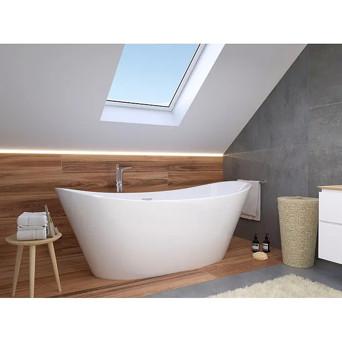 Bad Land Freistehende Badewanne - L x B: 170 x 80 cm, Acryl, weiß - Weiße freistehende Badewanne in einem modernen Dachbad mit Holz- und Betonakzenten.