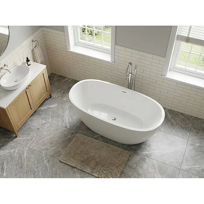 Bad Land Freistehende Badewanne TOVE freist. Badewanne 170x80 cm Weiß, Ablauf + Bambusablage + Kopfst. - L x B: 170 x 80 cm, Acryl, weiß - Eine weiße freistehende Badewanne in einem modernen Badezimmer mit Holzwaschtisch, weißem Waschbecken und grauen Marmorfliesen.