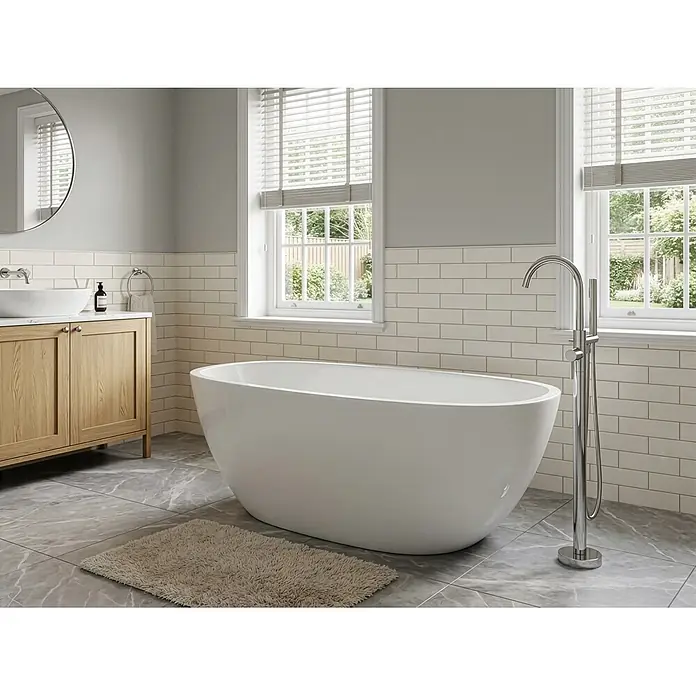 Bad Land Freistehende Badewanne TOVE freist. Badewanne 170x80 cm Weiß, Ablauf + Bambusablage + Kopfst. - L x B: 170 x 80 cm, Acryl, weiß - Weiße freistehende Badewanne in einem modernen Badezimmer mit grauem Fliesenboden und weißen Metro-Fliesen.