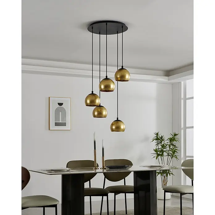 Eglo Pendelleuchte rund - 40 W, Ø x H: 58,5 x 150 cm, Schwarz - Fünf goldene Pendelleuchten mit schwarzen Kabeln, von einer schwarzen Deckenplatte über einem Esstisch hängend.
