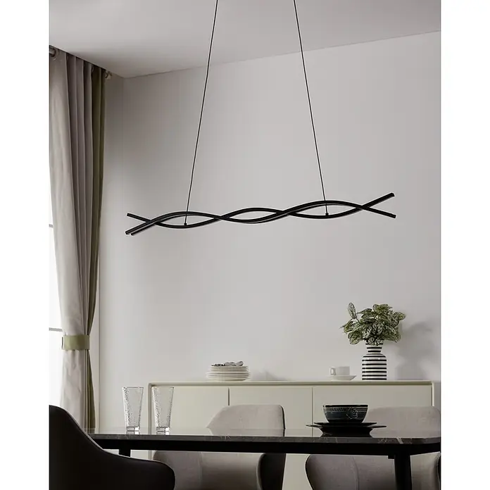 Eglo Lasana 3 LED-Pendelleuchte - 33 W, L x B x H: 98,5 x 8 x 120 cm, Schwarz, Warmweiß - Eine lange, schwarze, wellenförmige Pendelleuchte hängt über einem Esstisch und bietet moderne Beleuchtung.