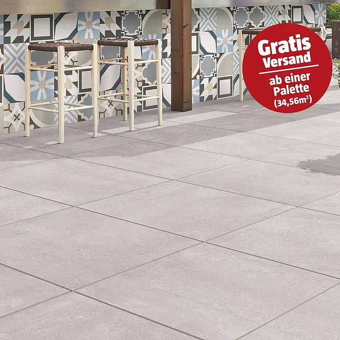Terrassenfliese Click and Go Square Concrete - 60 x 60 cm, Grau, Matt - Helle graue Outdoor-Bodenfliesen und gemusterte Wandfliesen in einem modernen Terrassenambiente mit Barhockern.