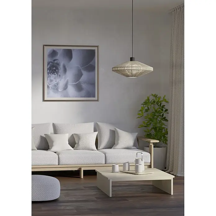 Eglo Pendelleuchte rund - 40 W, Ø x H: 38 x 110 cm, Schwarz - Ein modernes Wohnzimmer mit hellgrauem Sofa und Holztisch, beleuchtet von einer geflochtenen Pendelleuchte.