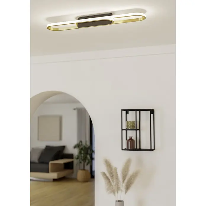 Eglo LED-Deckenleuchte Conivarenа - 20 W, L x B x H: 69 x 17 x 5,5 cm, Schwarz/ Gold, Warmweiß - Moderne, längliche Deckenleuchte mit Gold- und Schwarzelementen, die einen zeitgenössischen Wohnraum beleuchtet.