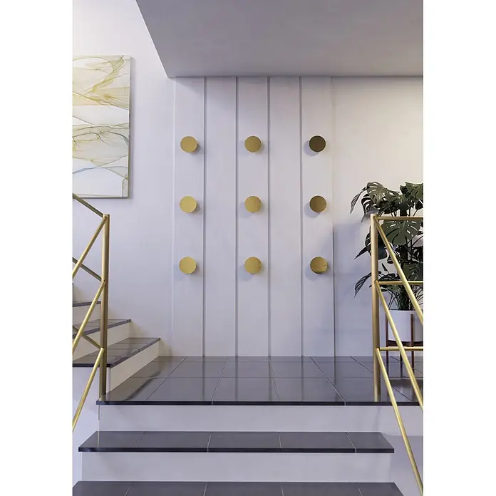 Eglo Talamello LED-Wandleuchte rund - 4 W, Ø x H: 15 x 4 cm, Gold, Warmweiß - Goldene runde Wanddekoration akzentuiert eine helle Wand, ergänzt durch goldene Geländer einer modernen Treppe.