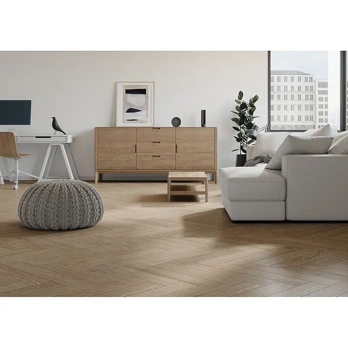 Krono Original Laminat Durastar Herringbone - Natural Darcy Oak, Fischgrät, 630 x 126 x 9 mm - Modernes Sideboard aus hellem Holz mit mehreren Schubladen und Türen, in einem hellen Wohnraum gezeigt.
