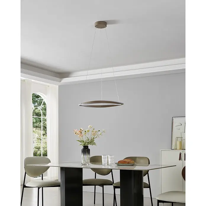 Eglo LED-Pendelleuchte rund - Ø x H: 57 x 120 cm, Sandfarben, Warmweiß - Moderne ovale Pendelleuchte mit braunem und weißem Rahmen über einem Esstisch.