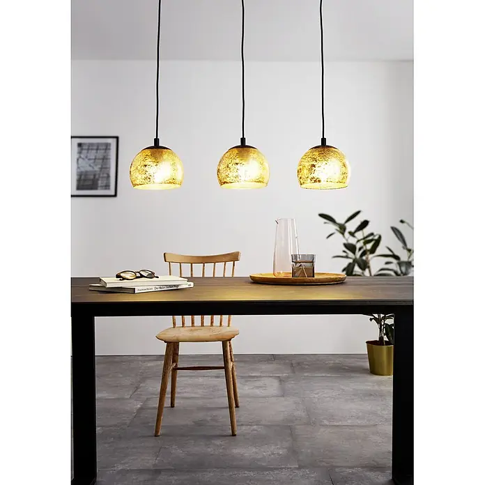 Eglo Pendelleuchte Albraccin - L x B x H: 78 x 19 x 110 cm, E27, Anzahl Leuchtmittel: 3 Stk. - Drei goldene Pendelleuchten aus strukturiertem Glas hängen über einem Esstisch.