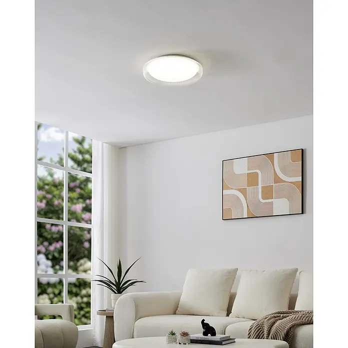 Eglo LED-Deckenleuchte rund Montedoro - 19,5 W, Ø x H: 40 x 6,5 cm, Weiß, Warmweiß - Runde Deckenleuchte mit transparentem, geripptem Rand und weißem Diffusor, die ein modernes Wohnzimmer beleuchtet.