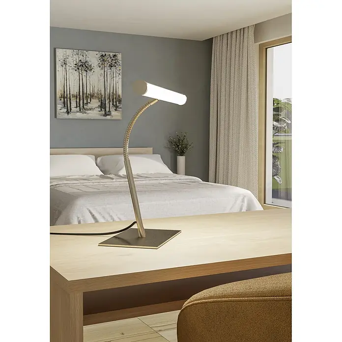 Eglo LED-Tischleuchte Riccione - 5 W, L x B x H: 30 x 19 x 39,5 cm, Nickel, Warmweiß - Goldene Schreibtischlampe mit flexiblem Arm und zylindrischem Kopf, auf einem hellen Holzschreibtisch im Schlafzimmer.