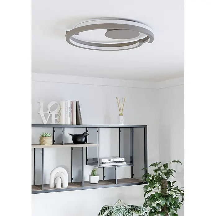 Eglo LED-Deckenleuchte rund Mezzomonte - 20 W, Ø x H: 48 x 5 cm, Sandfarben, Warmweiß - Moderne grau-weiße runde Deckenleuchte beleuchtet einen zeitgenössischen Raum über einem stilvollen Bücherregal.