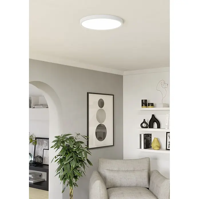 Eglo LED-Deckenleuchte rund Fueva 6 - 17,5 W, Ø x H: 39 x 2,5 cm, Weiß, RGBW - Runde weiße LED-Deckenleuchte, die ein modernes Wohnzimmer beleuchtet.