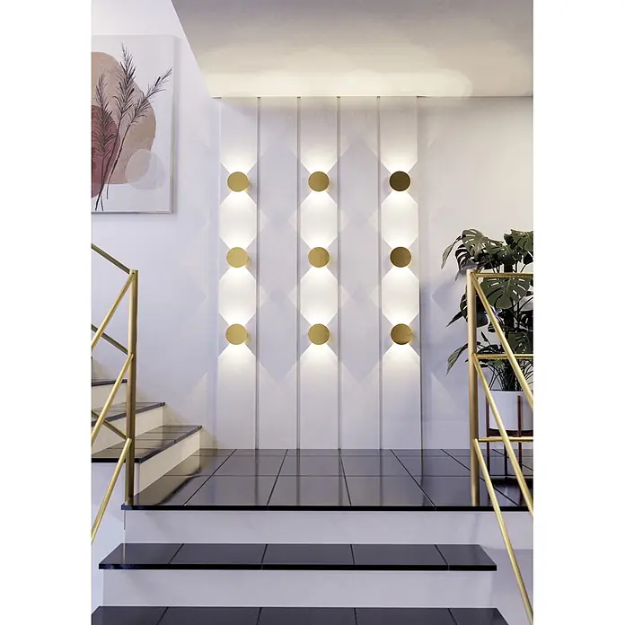 Eglo Talamello LED-Wandleuchte rund - 4 W, Ø x H: 15 x 4 cm, Gold, Warmweiß - Runde goldene Wandleuchten auf einer getäfelten Wand, die dekorative Auf- und Ablichtmuster in einem modernen Interieur erzeugen.