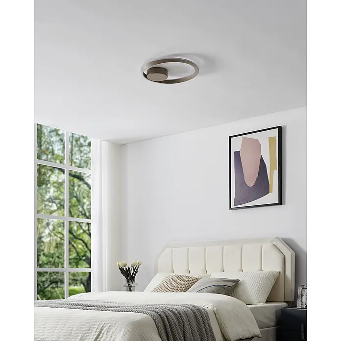 Eglo LED-Deckenleuchte rund Camerota - 30 W, Ø x H: 41 x 6 cm, Sandfarben, Warmweiß - Eine moderne, bronzefarbene Deckenleuchte mit offenem Ovalringdesign, im Schlafzimmer montiert.