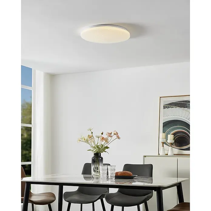 Eglo LED-Deckenleuchte rund Frania-Z mit Kristalleffekt - 25 W, Ø x H: 50 x 7,5 cm, Weiß, RGBW - Runde weiße LED-Deckenleuchte mit Glitzereffekt, beleuchtet ein Esszimmer.