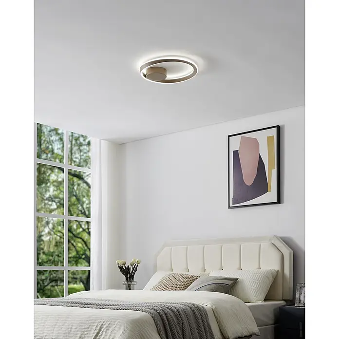 Eglo LED-Deckenleuchte rund Camerota - 30 W, Ø x H: 41 x 6 cm, Sandfarben, Warmweiß - Moderne braun/bronzefarbene LED-Deckenleuchte, oval, beleuchtet im Schlafzimmer.
