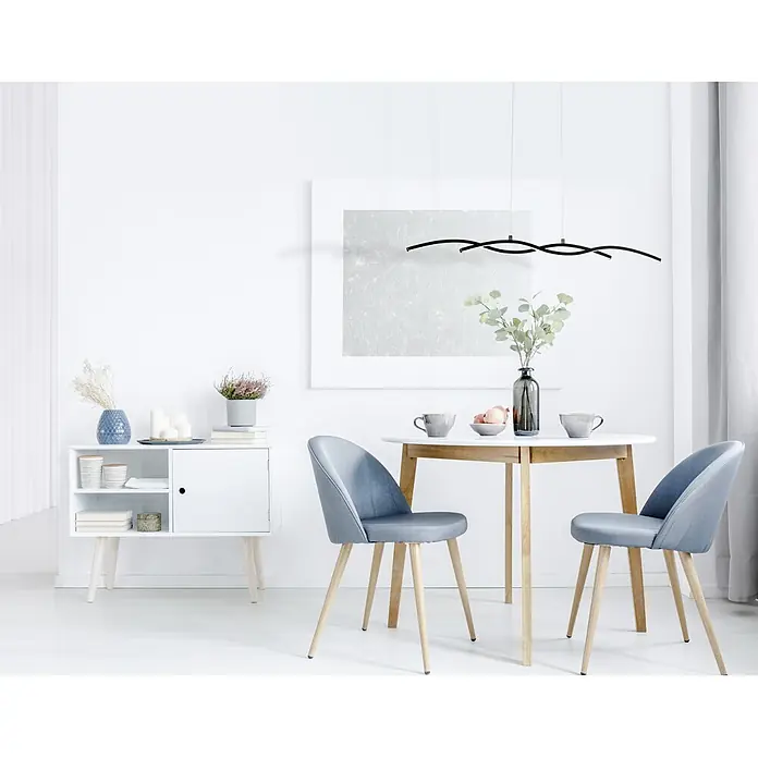 Eglo LED-Pendelleuchte - 19 W, L x B x H: 87 x 8 x 120 cm, Schwarz, Warmweiß - Moderner, minimalistischer Essbereich mit rundem weißen Tisch, zwei hellblauen Polsterstühlen und einer markanten schwarzen Wellen-Pendelleuchte.