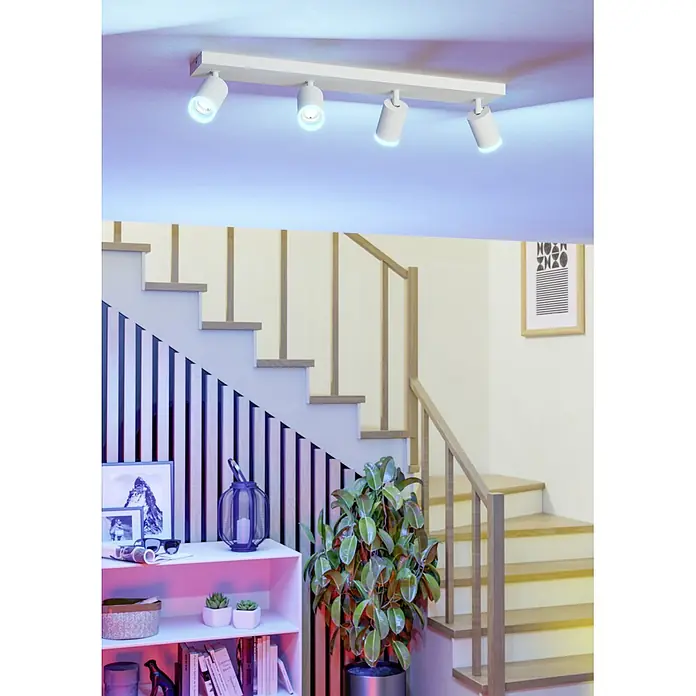 Eglo connect.z LED-Deckenstrahler Melitello-Z - 3,7 W, L x B x H: 68 x 8 x 10,5 cm, Weiß, RGBW - Weiße Deckenleuchte mit vier verstellbaren Strahlern beleuchtet einen Raum mit blauem Licht.