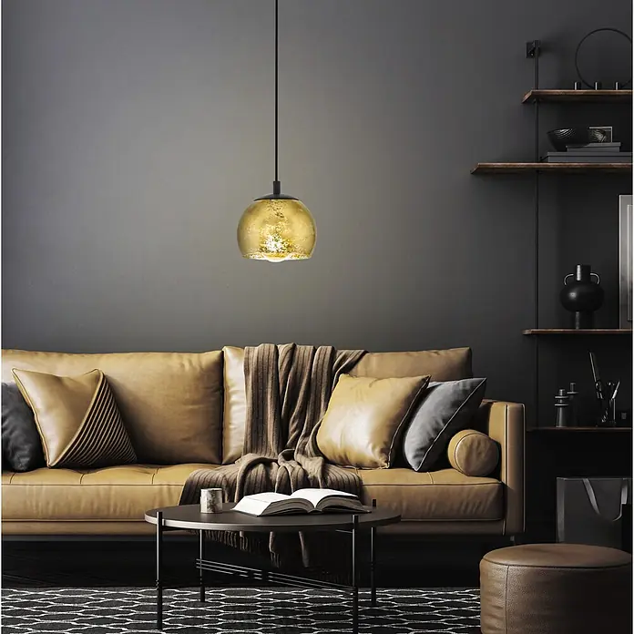 Eglo Pendelleuchte rund - 40 W, Ø x H: 19 x 110 cm, Schwarz - Goldene kugelförmige Pendelleuchte beleuchtet ein modernes Wohnzimmer über einem braunen Sofa.