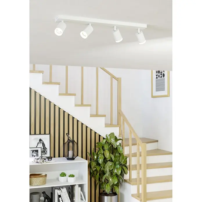 Eglo connect.z LED-Deckenstrahler Melitello-Z - 3,7 W, L x B x H: 68 x 8 x 10,5 cm, Weiß, RGBW - Weiße Schienenleuchte mit vier zylindrischen Strahlern, die einen modernen Flur mit Treppe beleuchten.