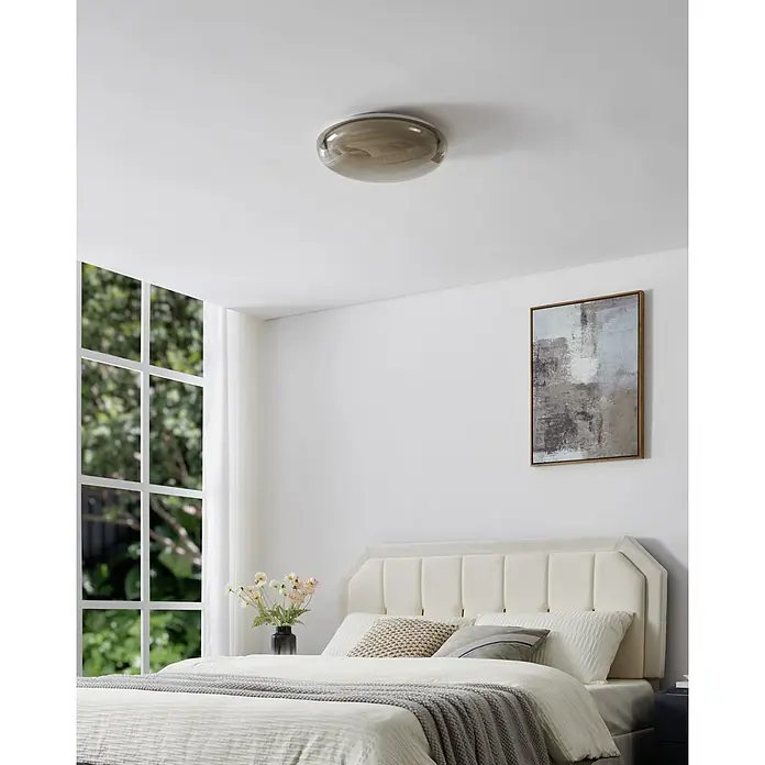 Eglo LED-Deckenleuchte rund Conistarino - 19,5 W, Ø x H: 40 x 6,5 cm, Weiß, Warmweiß - Rauchgraue Glas-Deckenleuchte, flächenbündig an einer weißen Schlafzimmerdecke montiert.