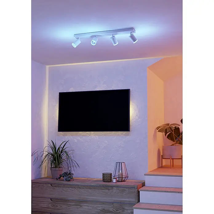 Eglo connect.z LED-Deckenstrahler Melitello-Z - 3,7 W, L x B x H: 68 x 8 x 10,5 cm, Weiß, RGBW - Weiße Deckenleuchte mit vier verstellbaren Strahlern, blaues Licht ausstrahlend, an der Decke in einem modernen Raum installiert.