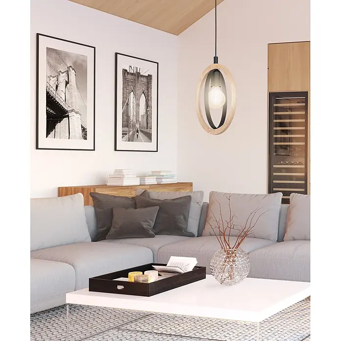 Eglo Basildon Hängelampe - 40 W, Ø x H: 19 x 110 cm, Schwarz, Braun, E27 - Eine moderne Pendelleuchte mit einem äußeren Holzring und einem dunklen inneren Ring, die ein Wohnzimmer beleuchtet.