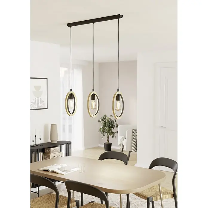 Eglo Basildon Hängelampe - 120 W, Ø x H: 16 x 110 cm, Schwarz, E27 - Lineare Pendelleuchte mit drei ovalen Schirmen aus Holz und schwarzem Metall, beleuchtet einen Esstisch in einem modernen Raum.