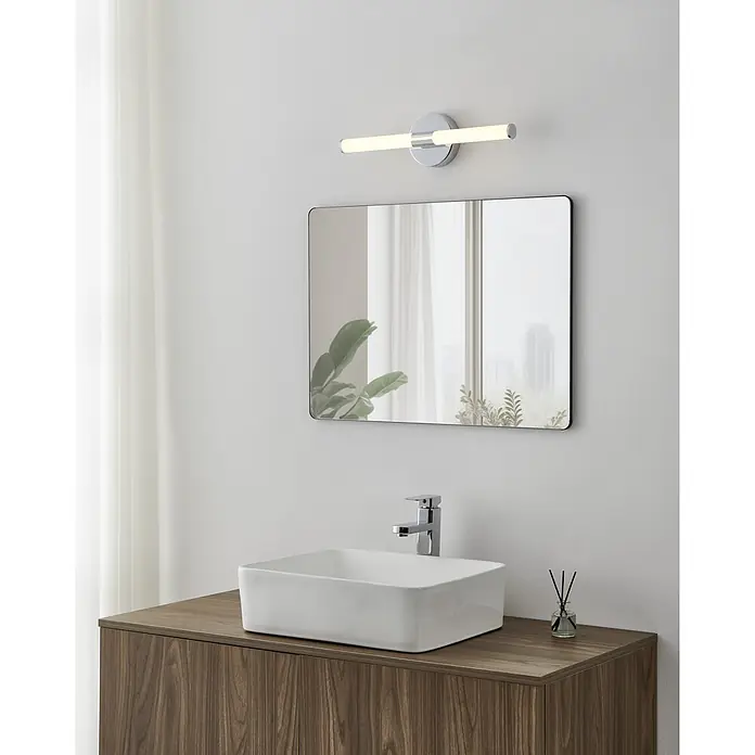 Eglo LED-Spiegelleuchte Ramola - 7,5 W, L x B x H: 45 x 6,5 x 12 cm, Chrom, Warmweiß - Moderner Waschtisch aus dunklem Holz mit weißem Aufsatzwaschbecken, Chromarmatur, Spiegel und Röhrenleuchte im Bad.