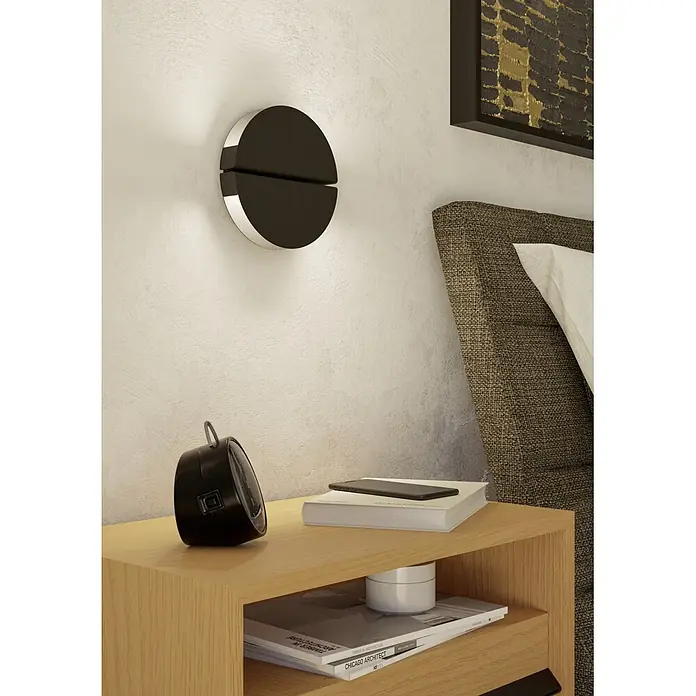 Eglo LED-Wandleuchte rund Pianosa - 5,3 W, Ø x H: 18 x 6 cm, Warmweiß - Runde schwarz-silberne Wandleuchte, mit Up/Down-Beleuchtung, stilvoll an einer strukturierten Wand montiert.