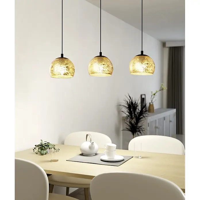 Eglo Pendelleuchte Albraccin - L x B x H: 78 x 19 x 110 cm, E27, Anzahl Leuchtmittel: 3 Stk. - Drei goldene Quecksilberglas-Pendelleuchten beleuchten einen Esstisch.